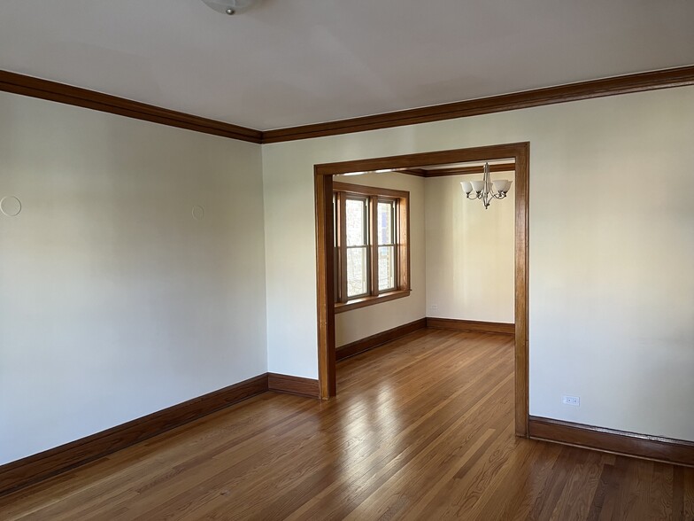 Building Photo - 5730 N McVicker Ave