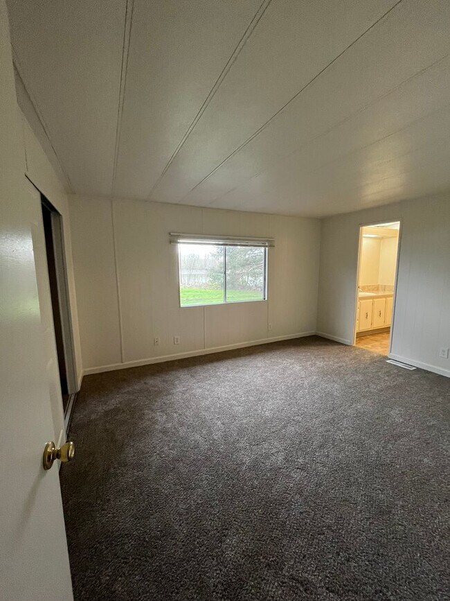 Building Photo - Columbia Riverfront Home with 1 Acre of Landscaped Yard