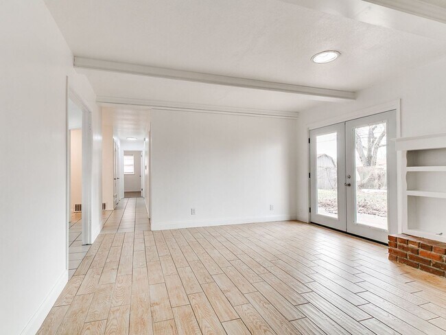 Building Photo - Updated Home + 3 bedrooms + Del City