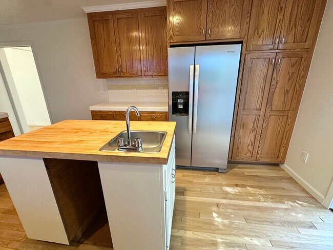 Building Photo - Charming 2-3bd Bungalow w/Pool in San Rafael
