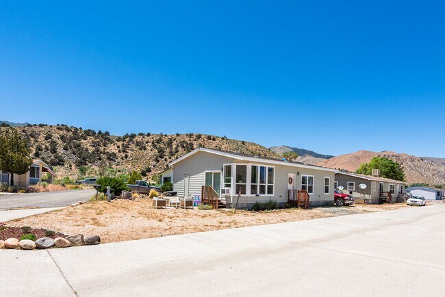 Building Photo - Cozy Upgraded Home w/ Panoramic Mountain V...