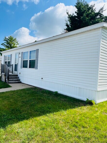 Building Photo - 15621 Pine Ridge Dr