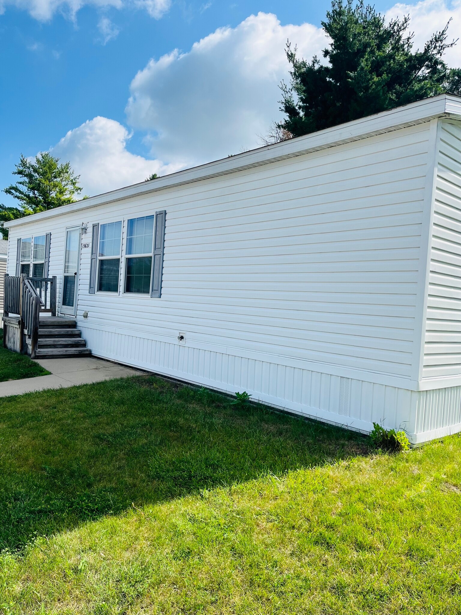 Building Photo - 15621 Pine Ridge Dr