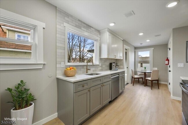 Building Photo - 143 Johnston Ave