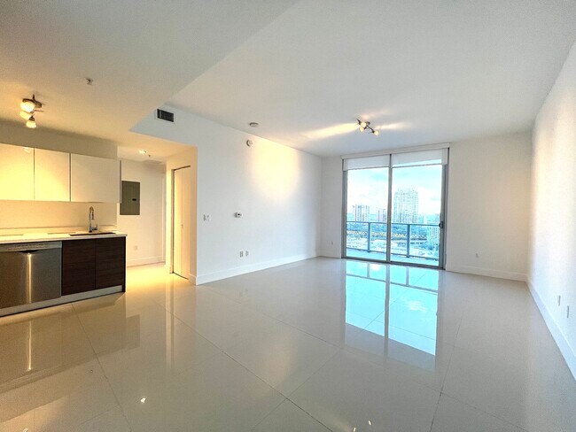 Building Photo - 1010 SW 2nd Ave