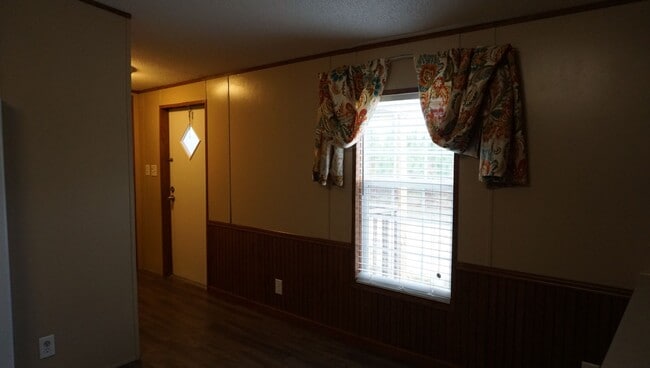 Building Photo - 3 Bedroom mobile home in the County