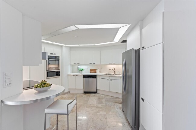 Building Photo - 100 Lakeshore Dr