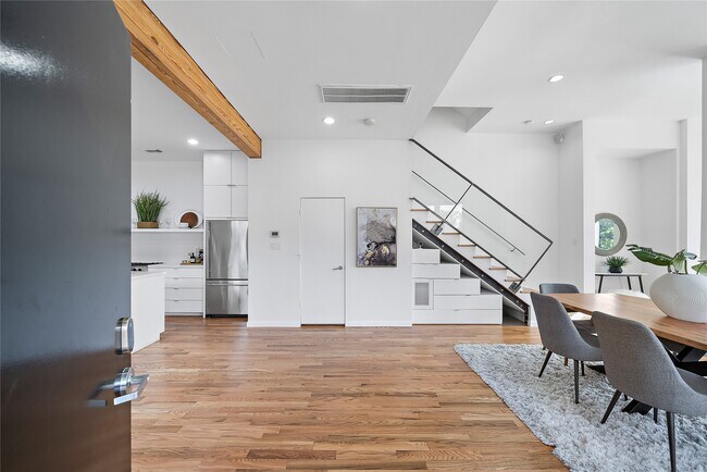 Building Photo - 2437 North Blvd