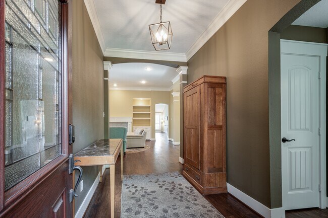 Building Photo - 2506 S Strathford Ln