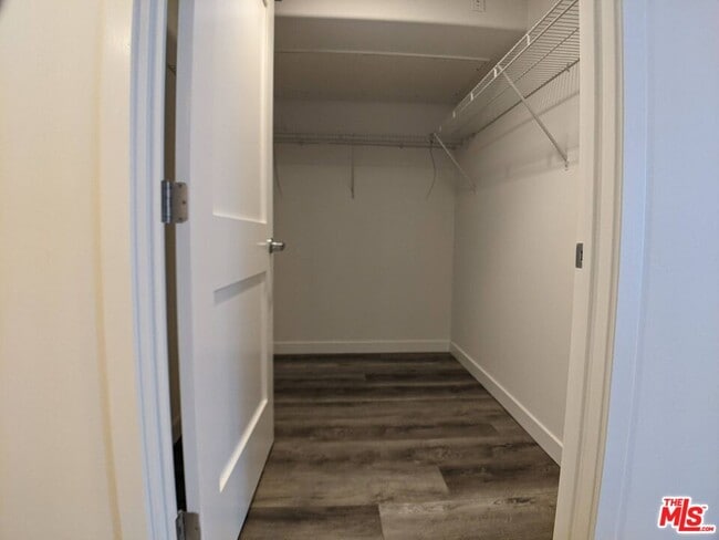 Building Photo - 5143 White Oak Ave