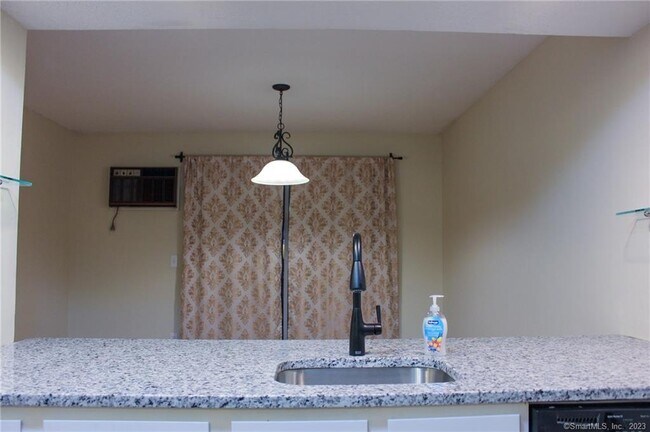 Building Photo - 60 Old Town Rd