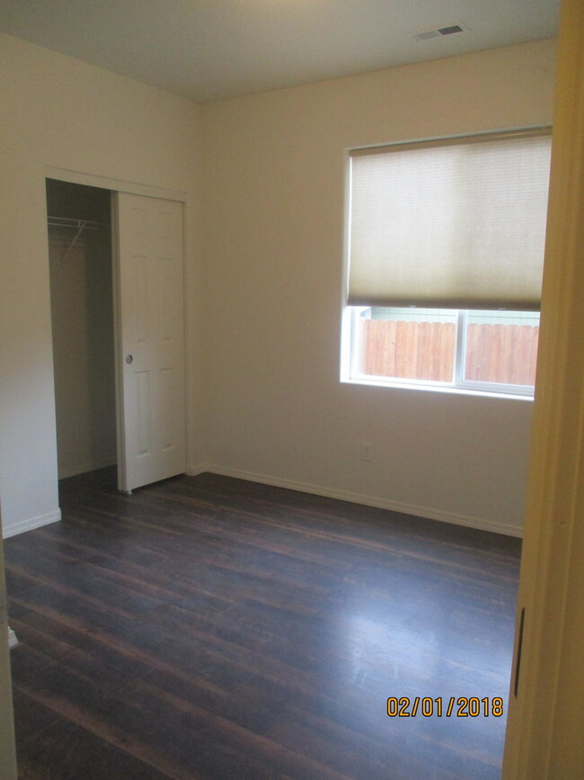 Building Photo - Green area 3 Bedroom 2 Bath home with Garage