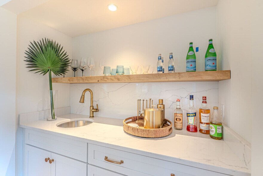 Building Photo - 8 Heath Dr