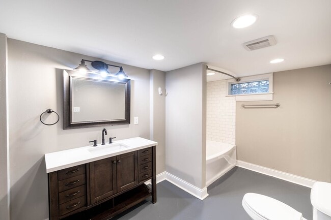 Building Photo - 3 Bed 2 Full Bath Available now at 52nd and Primrose!