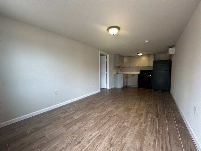 Building Photo - 605 E Hunnicutt St