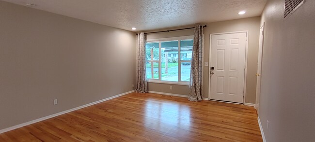 Building Photo - Darling Updated 3 Bedroom Ranch Located a Block from Glenwood City Park and Just a few Blocks fro...