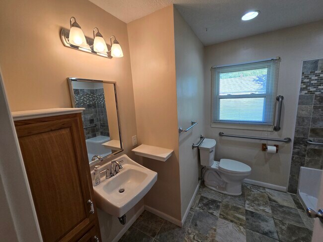 Building Photo - 835 E Edwards Ave