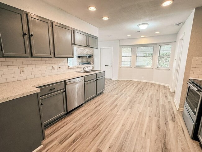 Building Photo - 102 Tanglewood Dr