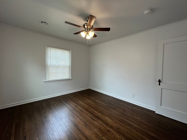 Building Photo - Adorable 2 bedroom 1 bath!