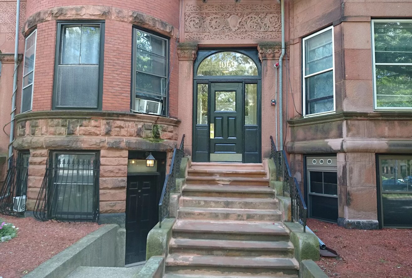 Building Photo - 1073 Beacon St