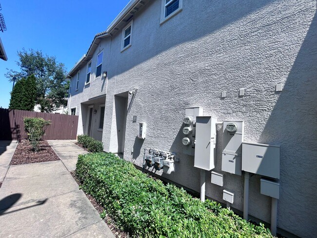 Building Photo - Welcome to our beautiful 2 bedroom 2 bathroom Condo in Folsom, CA!