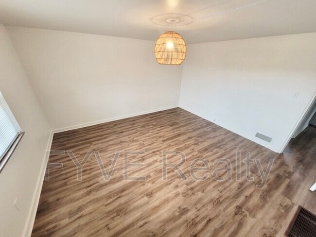 Building Photo - 1060 Sells Ave