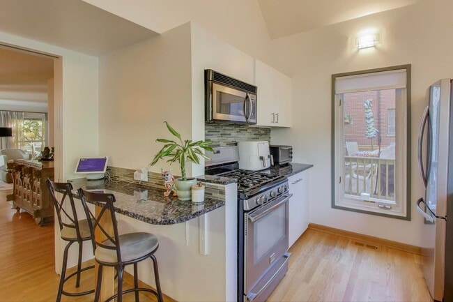 Building Photo - 3536 N Marshfield Ave