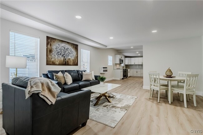 Building Photo - 1104 Main St