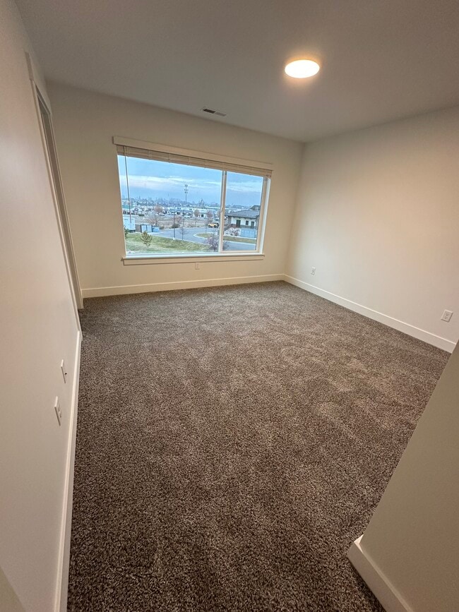 Building Photo - 33 N 460 W