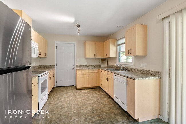 Building Photo - Beautiful Two-Bedroom with Fenced Yard in ...