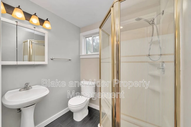 Building Photo - 2402 SE 9th Ct