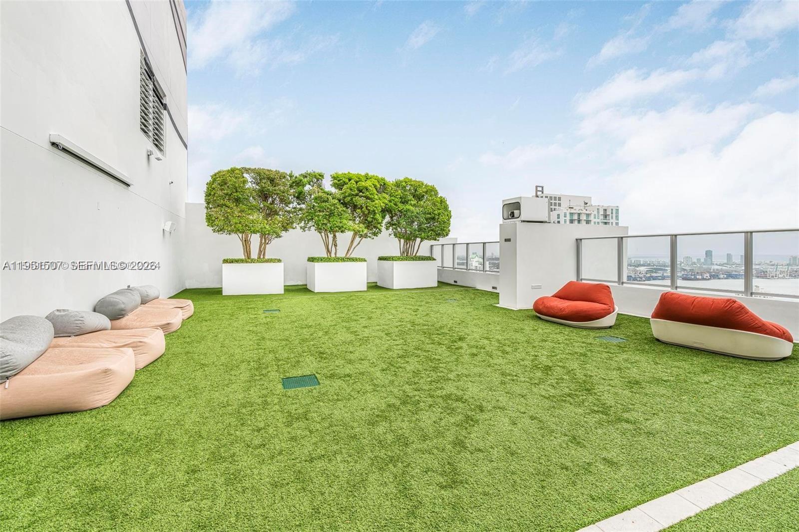 Building Photo - 1010 Brickell Ave