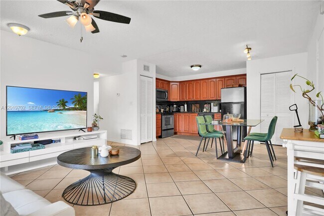 Building Photo - 10786 N Kendall Dr