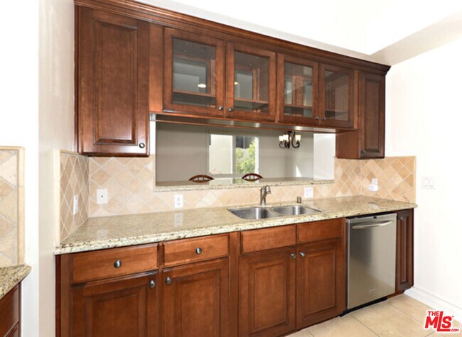 Building Photo - 2347 Fox Hills Dr