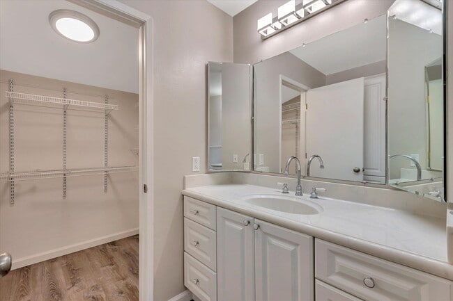 Building Photo - Beautifully Remodeled 4 Bedroom (+ bonus room and closet) 2 Bathroom Mountain View Home!