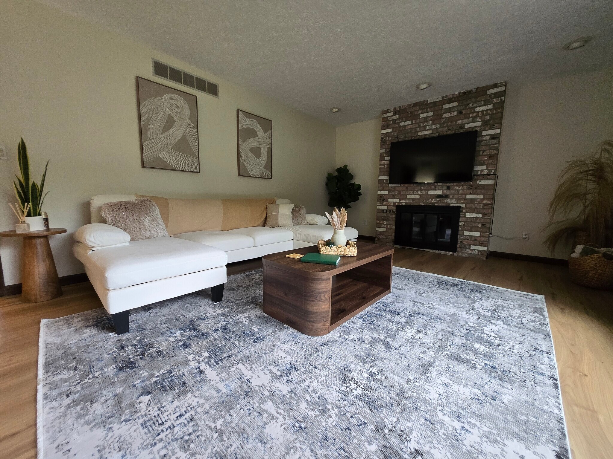 Building Photo - 1632 S Sycamore Ct