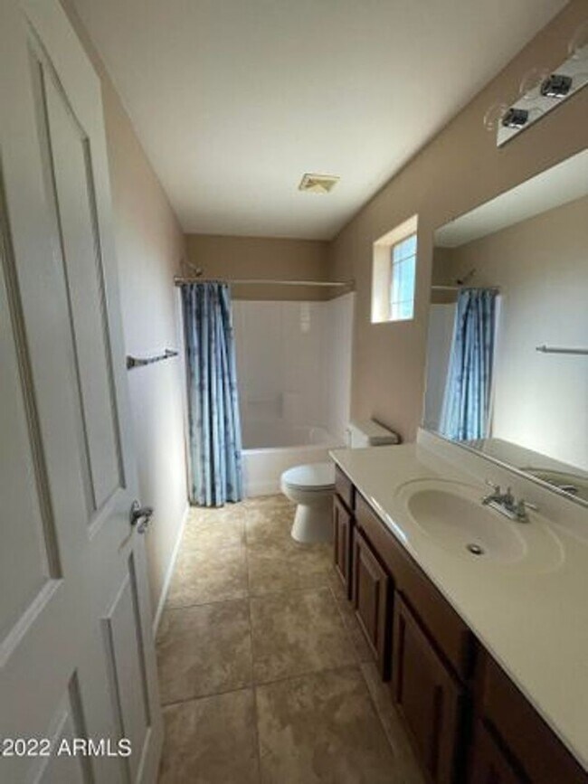 Building Photo - 2449 E Vermont Dr