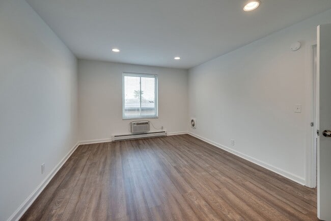 Building Photo - 2601 Hillsboro Pike