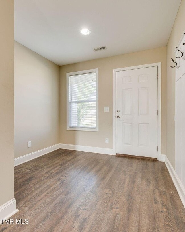 Building Photo - For Rent — Modern Duplex Near Historic Jonesborough