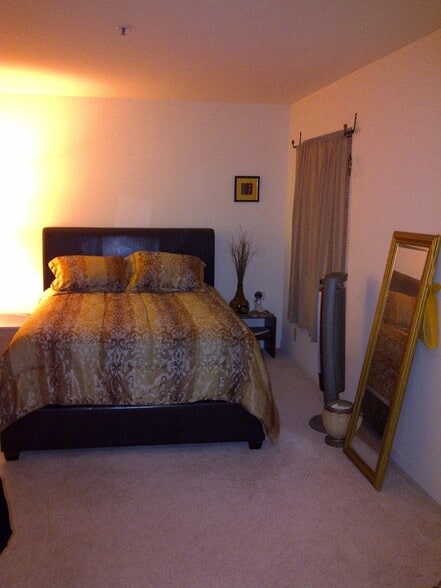 Previous tenant bedroom - 260 Perkins Street