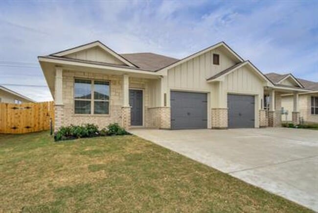 Building Photo - Bright & Cozy Duplex