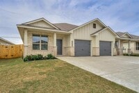 Building Photo - Beautifully designed and thoughtfully maintained duplex