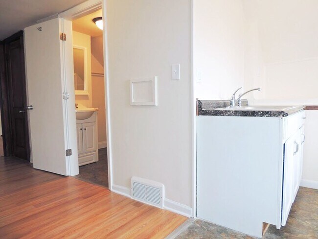 Building Photo - 1656 Eddington Rd