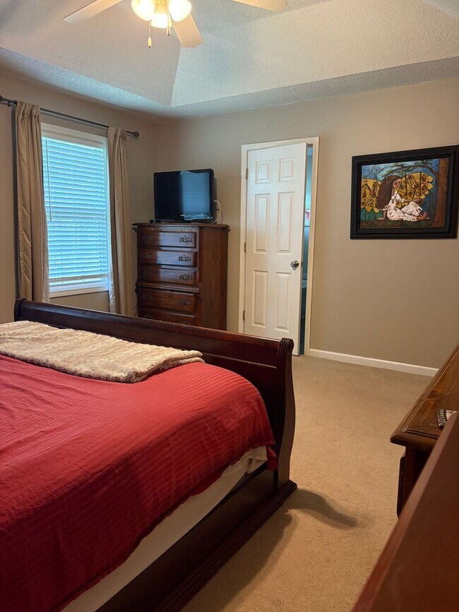Building Photo - Large, private home in Rivercliff