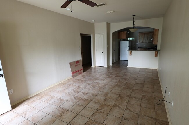 Building Photo - 113 Summer Creek Dr