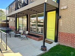 Building Photo - Lovely condo in the heart of Mayfair!