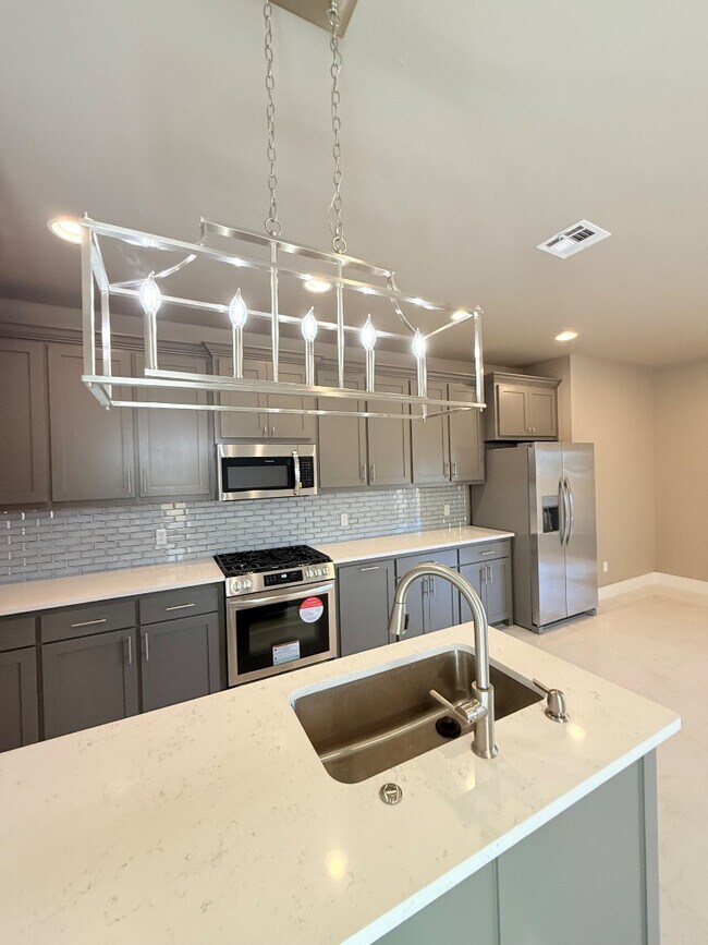 Building Photo - 621 Abadan Dr