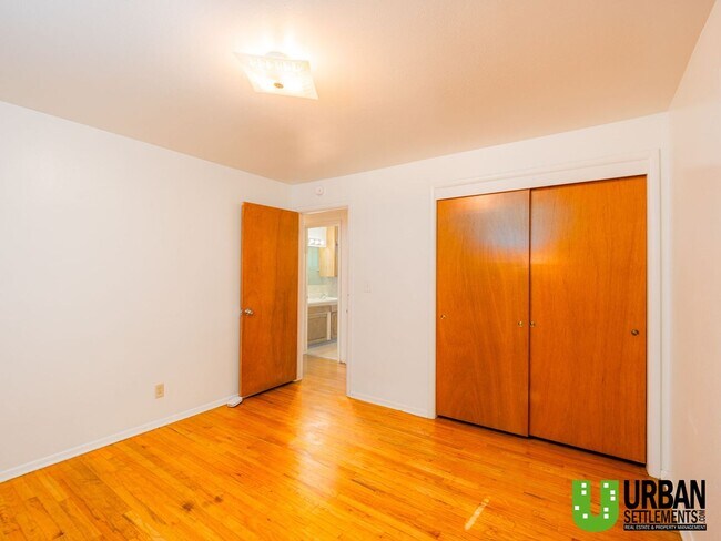 Building Photo - Charming 3+ Bedroom Home in the Coveted Co...