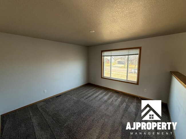 Building Photo - 409 Cottonwood Dr