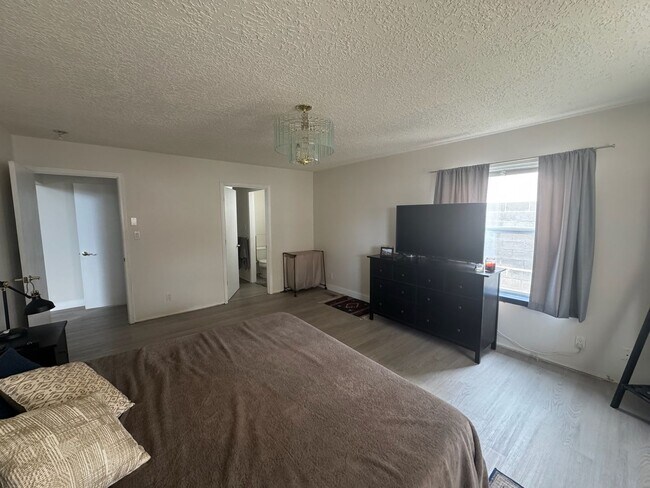 Building Photo - Fully Updated 3BR/2.5BA in Desirable Lampl...